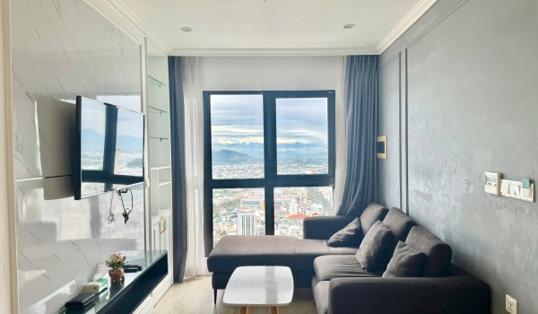 TWO BEDROOM LUXURY APARTMENT IN GOLD COAST BUILDING